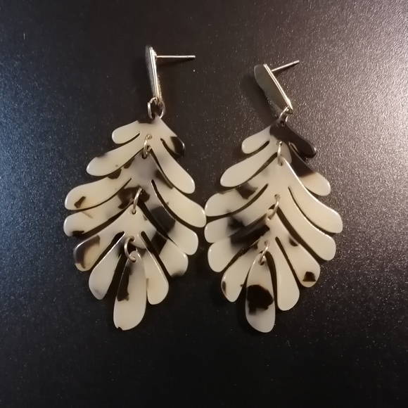 Leaf earrings - Picture 2 of 3